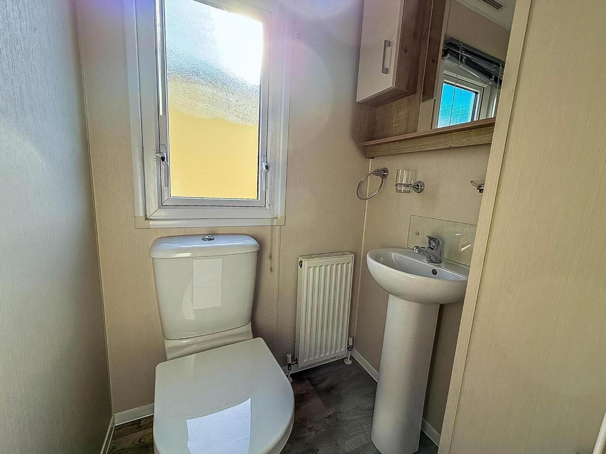 Lovely 6 Berth Caravan At Suffolk Sands Holiday Park Ref 45010Mv フェリックストウ エクステリア 写真