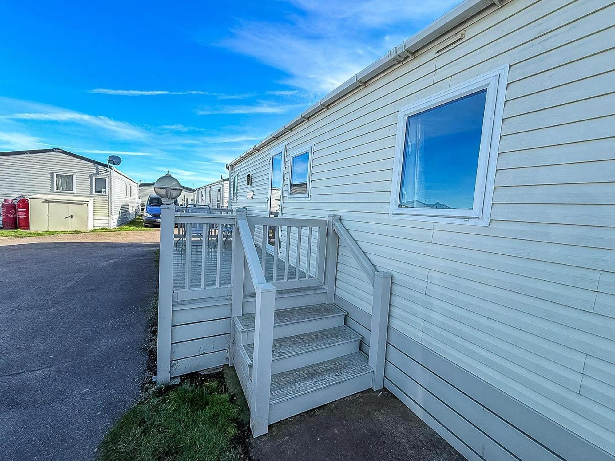 Lovely 6 Berth Caravan At Suffolk Sands Holiday Park Ref 45010Mv フェリックストウ エクステリア 写真